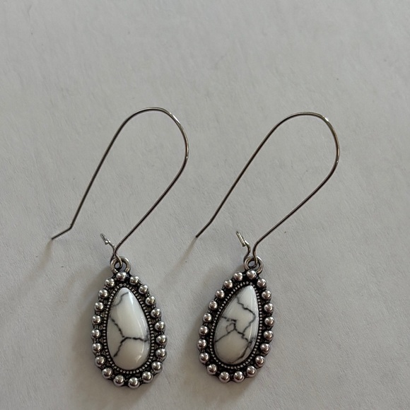 Silver and White marble design Teardrop Earrings GORGEOUS brand new without tag - Picture 7 of 7